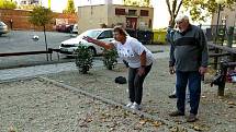 Hradecké seniory nadchl pétanque.