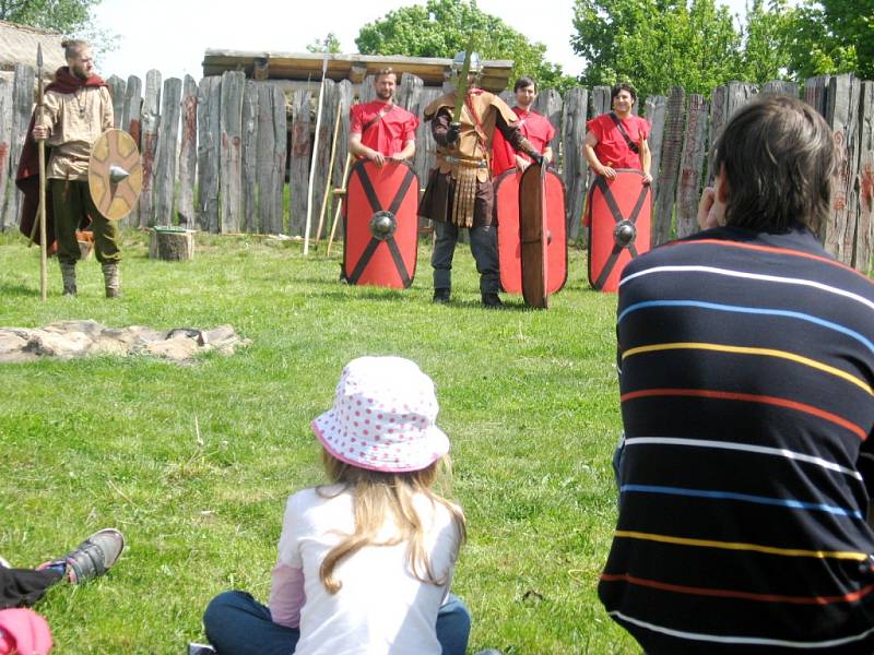 Akce Římané za humny - Germáni u nás v Archeoparku pravěku ve Všestarech.