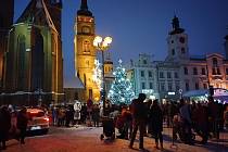Tisíce lidí se přišly podívat na rozsvěcení vánočního stromu na Velkém náměstí.