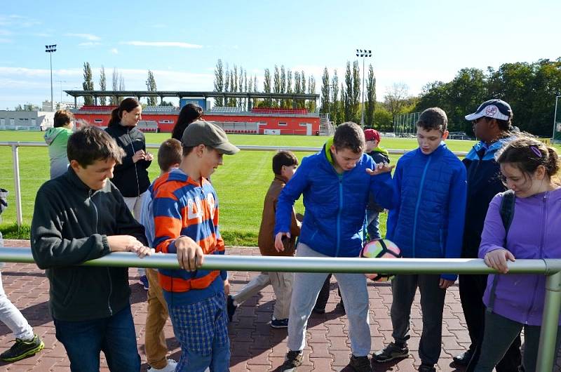 Žáci ze speciální školy na tréninku hradeckých fotbalistů.