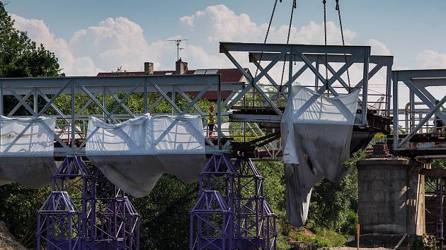 Stavbaři začali v Hradci rozebírat železný příhradový most přes řeku Orlici ve čtvrti Svinary. Most plukovníka Šrámka nahradí nová konstrukce. Polovina původního mostu z roku 1907 zůstane zachována jako doklad mostního stavitelství počátku 20. století.