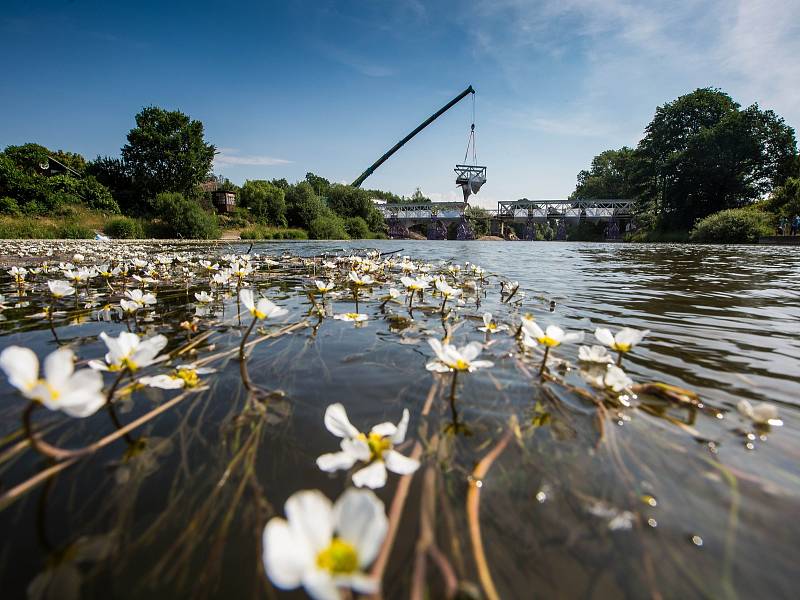 Stavbaři začali v Hradci rozebírat železný příhradový most přes řeku Orlici ve čtvrti Svinary. Most plukovníka Šrámka nahradí nová konstrukce. Polovina původního mostu z roku 1907 zůstane zachována jako doklad mostního stavitelství počátku 20. století.