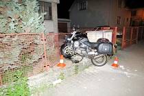 Havárie motocyklu ve Školské ulici v Předměřicích nad Labem.