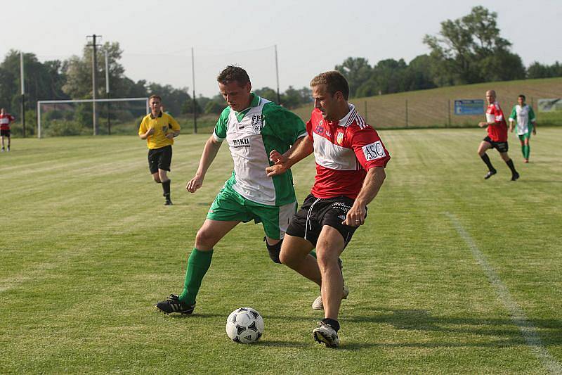 Benefiční utkání fotbalistů FK Vysoká nad Labem a hokejistů HC VCES Hradec Králové ve Vysoké nad Labem vyneslo 13 342 korun.