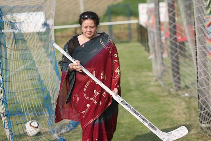 Benefiční utkání fotbalistů FK Vysoká nad Labem a hokejistů HC VCES Hradec Králové ve Vysoké nad Labem vyneslo 13 342 korun.