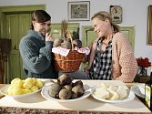 Herečky Kateřina Winterová a Linda Rybová (zleva) při natáčení nového pořadu České televize nazvaného Herbář.