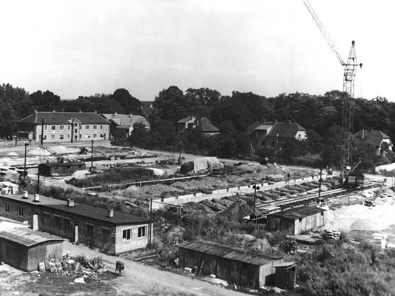 Výstavba tří bloků v roce 1966, v pozadí je ulice U Cihelny.