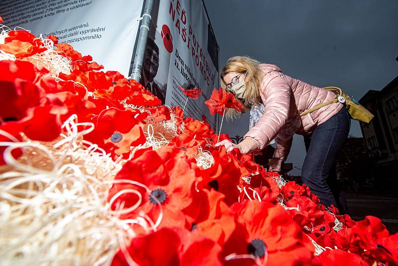 Paměť národa zasadila symbolické máky na Baťkově náměstí v Hradci Králové