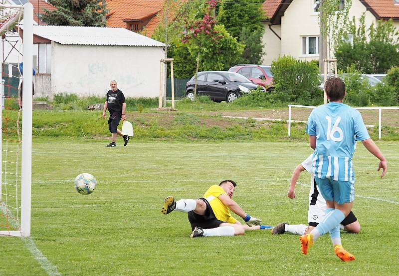 Šlágr III. třídy Sendražice (v bílém) vs. Nový Hradec Králové B (2:2).