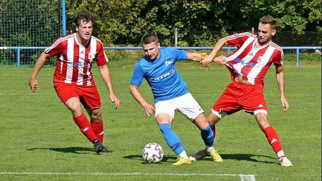 V duelu Chlumec B (v modrém) - Jaroměř zvítězil domácí tým 3:0.