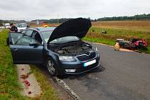 Dopravní nehoda osobního automobilu a motocyklu ve Velichovkách.