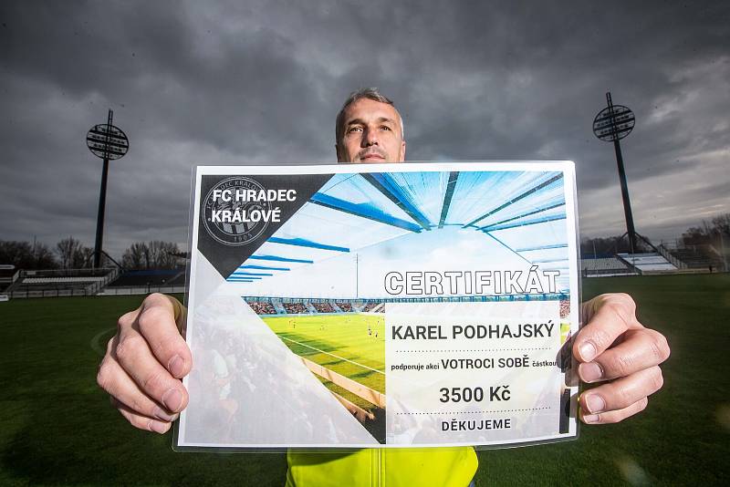 Fotbalový klub v Hradci Králové rozprodává svů stadion. Uspořádal sbírku na podporu výstavby nového fotbalovho stánku.
