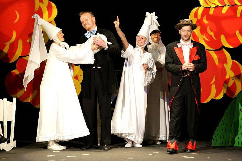 Minidivadelní představení provází slavnostní vítání občánků v hradeckém divadle Drak. 