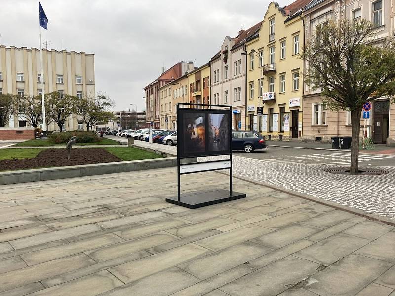 Masarykovo náměstí zdobí vánoční strom i Salon východočeské fotografie.