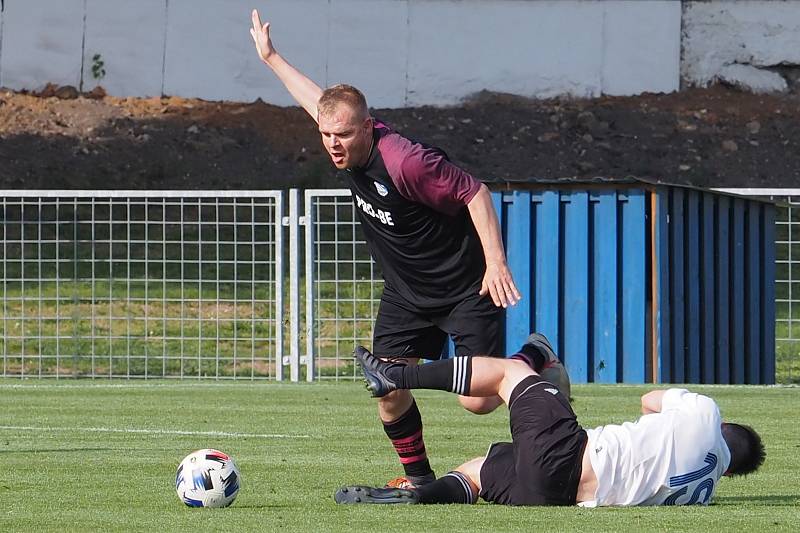 Nový Bydžov B (v bílém) versus Prasek 2:2.