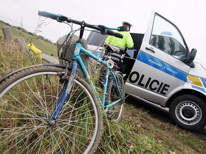 Nehoda u Lochenic, kde zemřela cyklistka po srážce se Škodou Favorit, a místo objížďky.