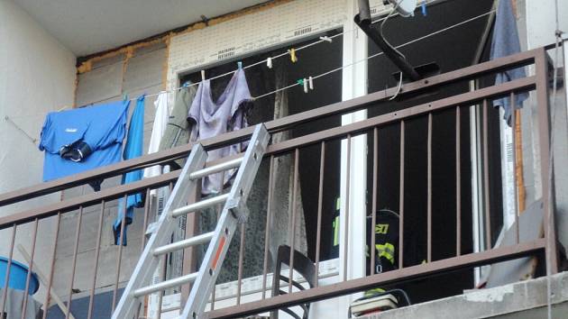 Hořel koš, hasiči museli do bytu přes balkon po žebříku - Jičínský deník