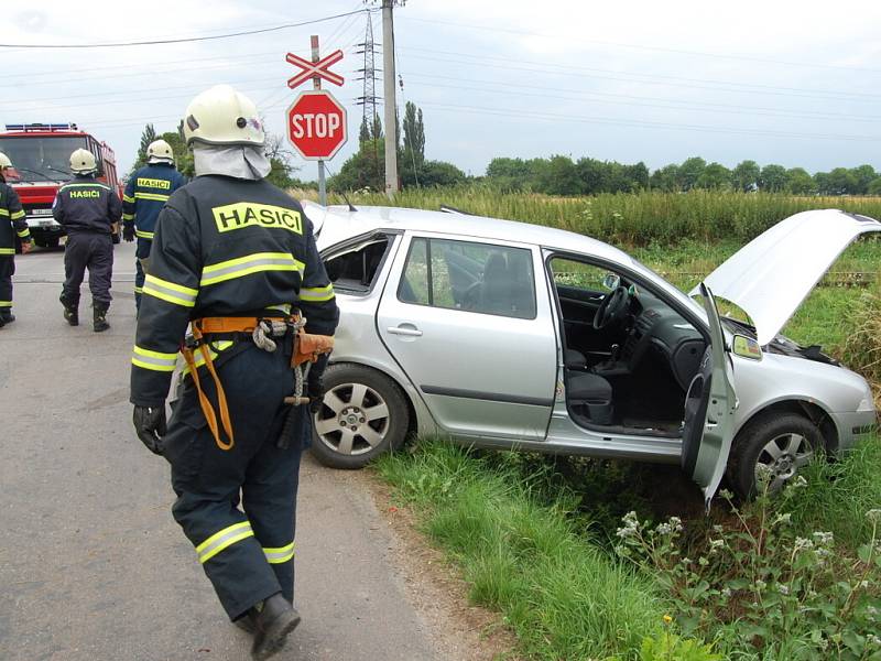 Jen díky velké dávce štěstí neskončila kolize osobního auta s vlakem tragédií. 