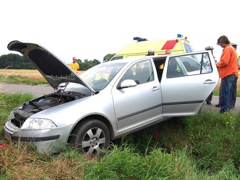 Jen díky velké dávce štěstí neskončila kolize osobního auta s vlakem tragédií. 