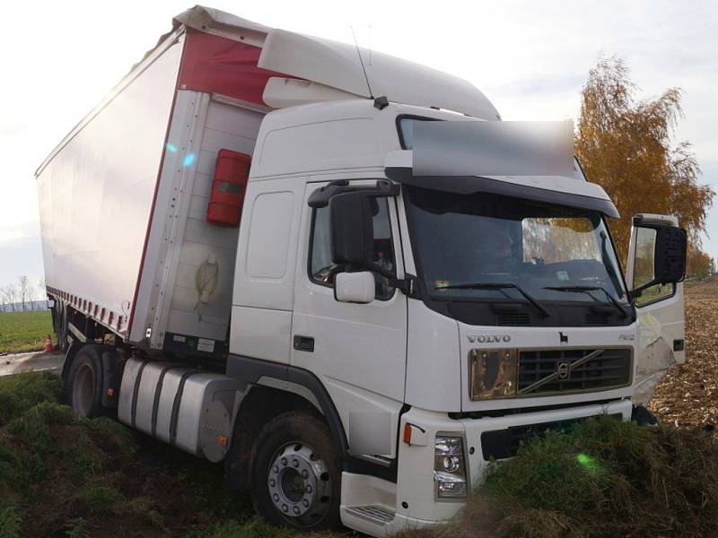 Střet osobního automobilu s kamionem na silnici I/11 nedaleko odbočky na Kratonohy.