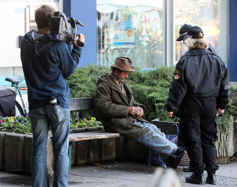 Bezdomovec pije alkohol v "prohibiční zóně" u hradeckého Teska