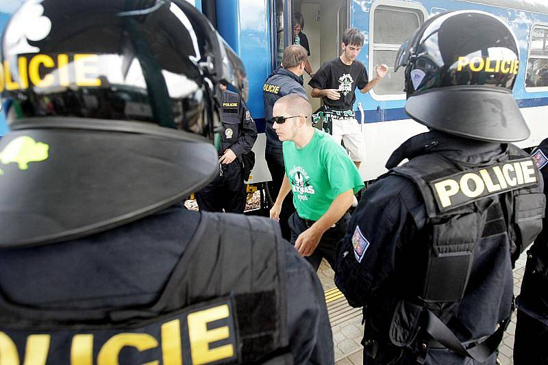 Příjezd fanoušků FC Bohemians 1905 do Hradce Králové, 26. července 2010.