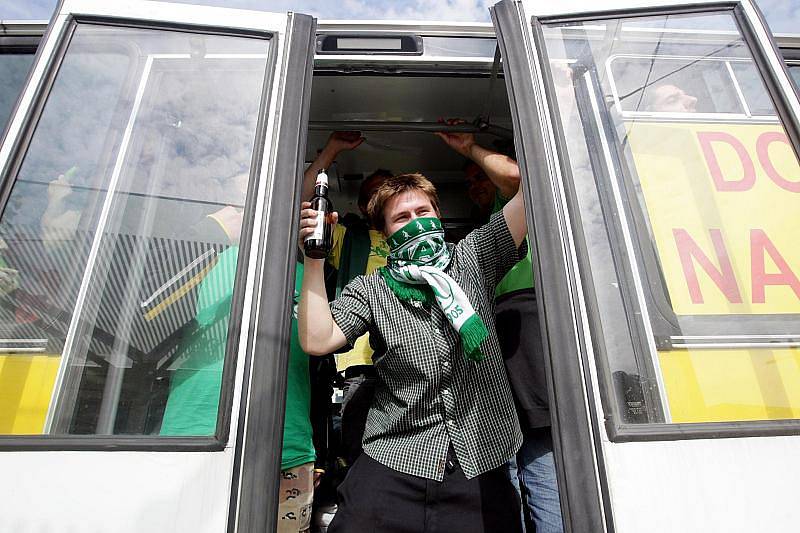 Příjezd fanoušků FC Bohemians 1905 do Hradce Králové, 26. července 2010.