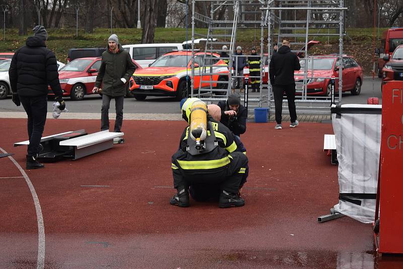 Exhibici v disciplíně Fire Combat Challenge předvedli v Hradci Králové hasiči. Neuvěřitelnou makačku si zkusilo 45 hasičů z několika krajů Česka.