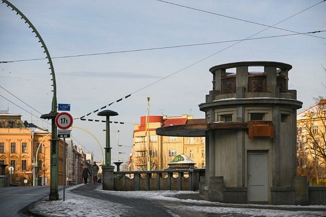 Těsně před dokončením je rekonstrukce kiosku na hradeckém Pražském mostu. Foto: MMHK
