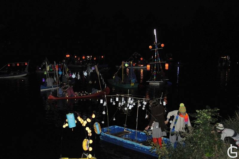 Tradiční Benátskou noc si užili v sobotu 26. srpna na řece Orlici osadníci ze Spojených osad údolí Orlice