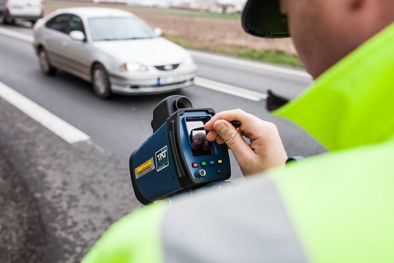 Puškový radar na měření rychlosti Policie ČR v Královéhradec­kém kraji.