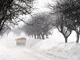 Sněhové jazyky a silný vítr komplikovaly dopravu 15. prosince mezi obcí Máslojedy a Neděliště na Hradecku. 