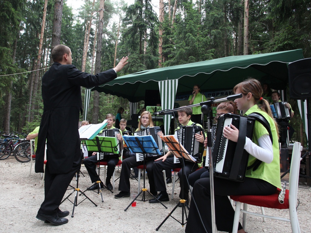 Hradecký orchestr zahrál netradičně přímo uprostřed lesa - Hradecký deník