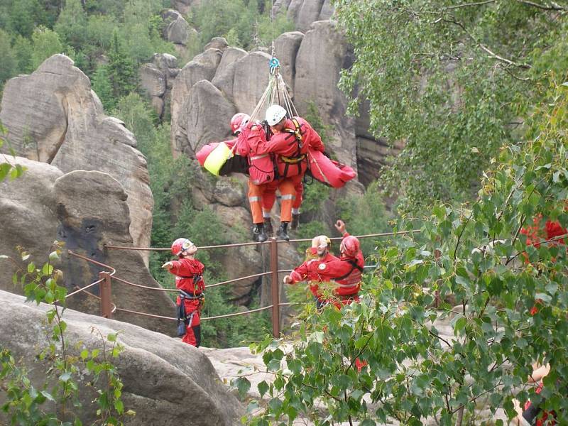 Výcvik lezců a leteckých záchranářů Hasičského záchranného sboru Královéhradeckého kraje v Broumovských skalách