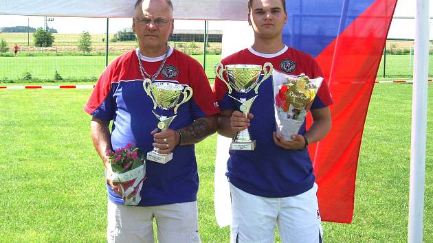 ÚSPĚŠNÉ DUO. František (vlevo) a Lukáš Baborákovi z Hradeckého klubu Světí se zaskvěli na MČR ve střelbě z kuše.