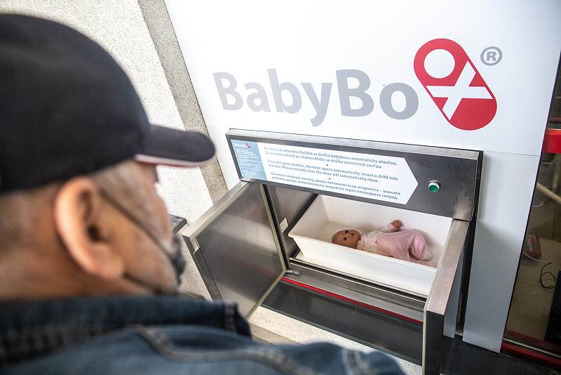 Modernizovaný Baby box byl instalován na záchranné službě v Hradci Králové. Představil ho i zakladatel babyboxu Ludvík Hess