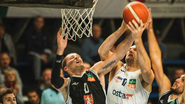 Hradečtí basketbalisté (v černém) ve středu padli v Ostravě.