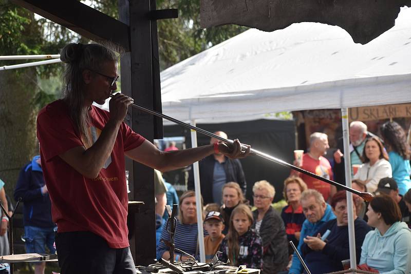 Mistři skláři o víkendu v Deštném  pod širým nebem foukali a tvarovali sklo tak, jak se to v Orlických horách dělalo po staletí.