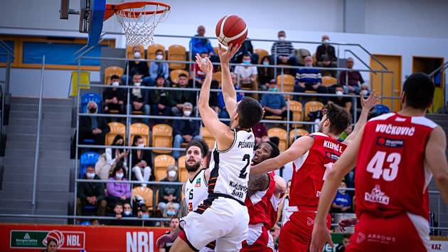 Hradečtí basketbalisté (v bílém) po Covidu sehrají další utkání Kooperativa NBL.