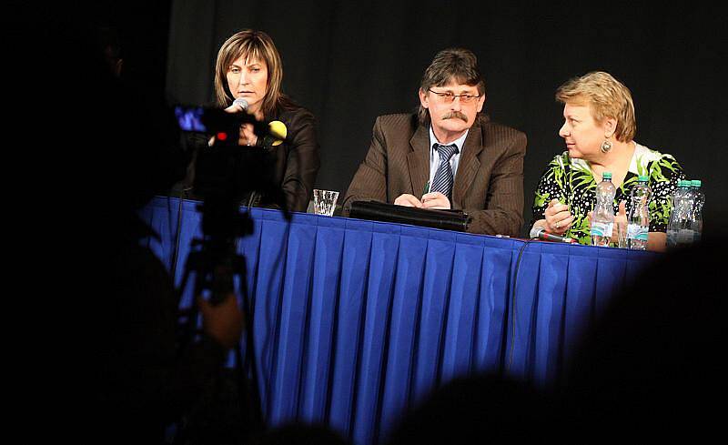 Starostové měst a obcí, které mají potíže se sociálně nepřizpůsobivými občany na tiskové konferenci v Novém Bydžově.