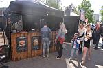 Desítky různých "hambáčů" mohou lidé ochutnat na pouličním svátku burgerů u hradeckého Futura.