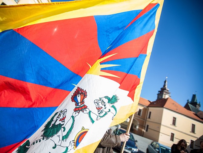 Vlajka pro Tibet na Pivovarském náměstí v Hradci Králové.