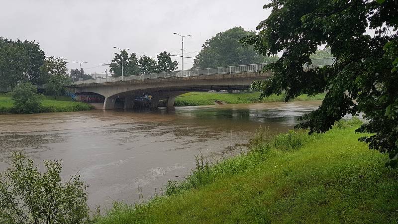 Silný déšť trápí i Hradec. V Salónu republiky hrozí povodně. Foto: Martin Doležal