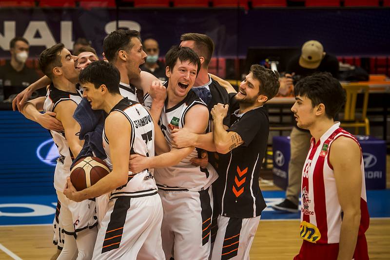 Hradec Králové (v bílém) vs. Pardubice 92:90. Královští sokoli mohli ihned po skončení duelu o bronz slavit.