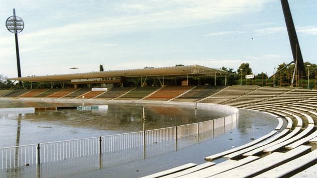 MALŠOVICKÝ  stadion při záplavách v roce  1997. 