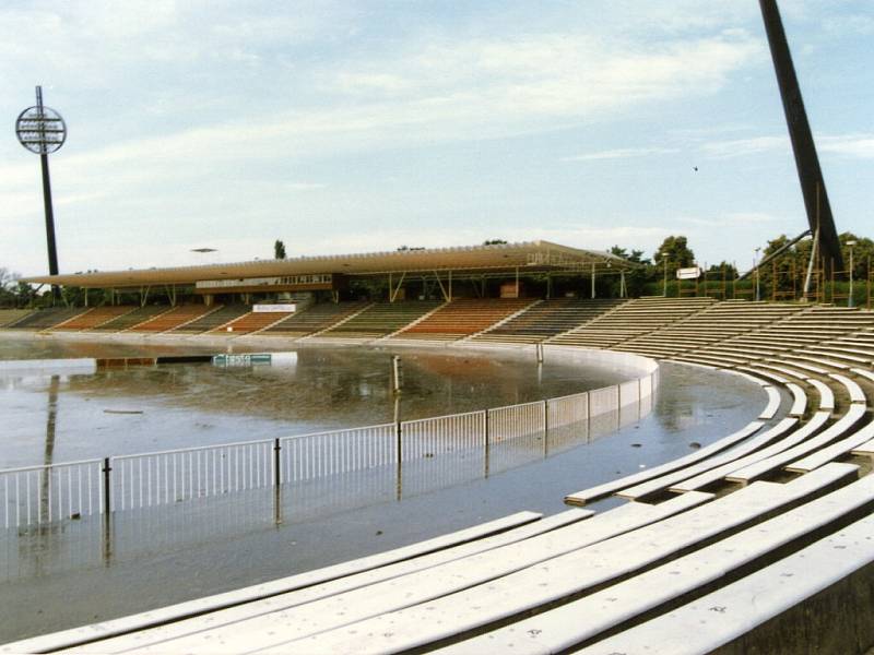 MALŠOVICKÝ  stadion při záplavách v roce  1997. 