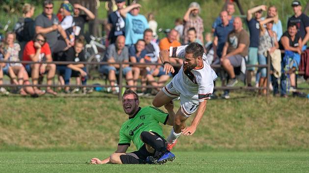 Zápas krajského přeboru Police (v bílém) vs. Vysoká 2:1.