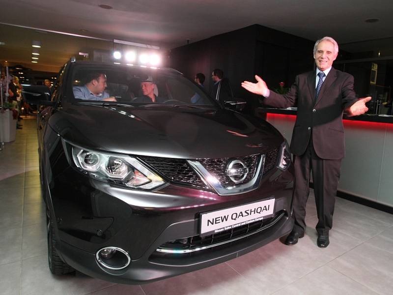 Nissan Qashqai v sídle firmy Color Car v Hradci Králové.