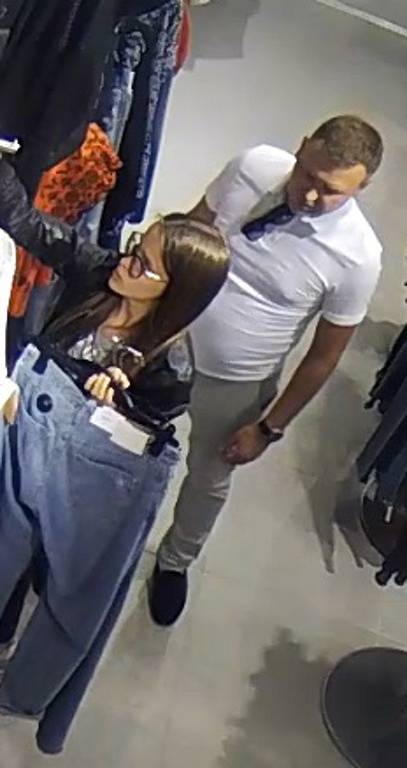 Pátrání po totožnosti ženy a muže - pár je podezřelý z krádeže oblečení.