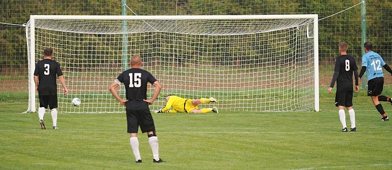 Doposud stoprocentní Probluz (v černém) na domácím trávníku porazila v duelu III. třídy Neděliště 4:2.